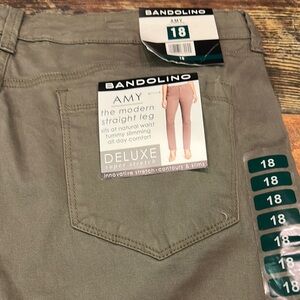 NWT- Women’s Size 18 Bandolino Amy Modern Straight Leg Pants w/Tummy Control